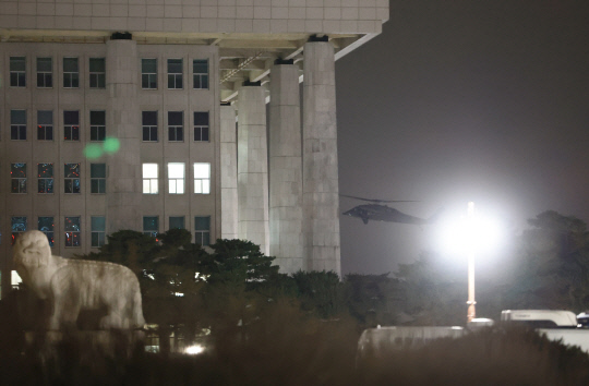 윤석열 대통령이 비상계엄을 선포한 지난 3일 밤 국회의사당 방향으로 헬기가 향하고 있다. [연합뉴스 제공]
